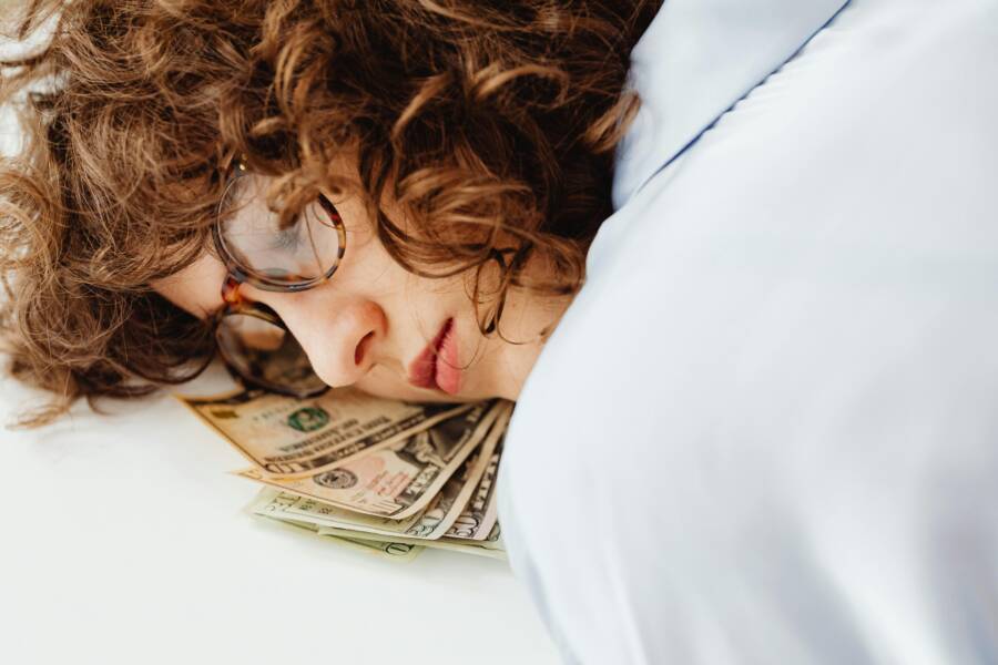 5 Hidden Thought Patterns Keeping You Financially Stuck