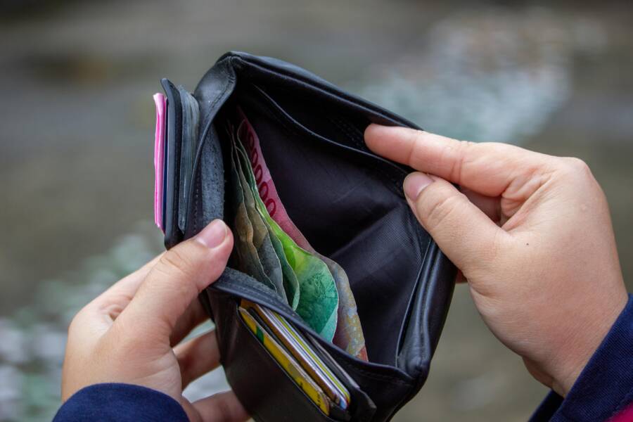 Money Signs in Daily Life: How to Spot Financial Clues