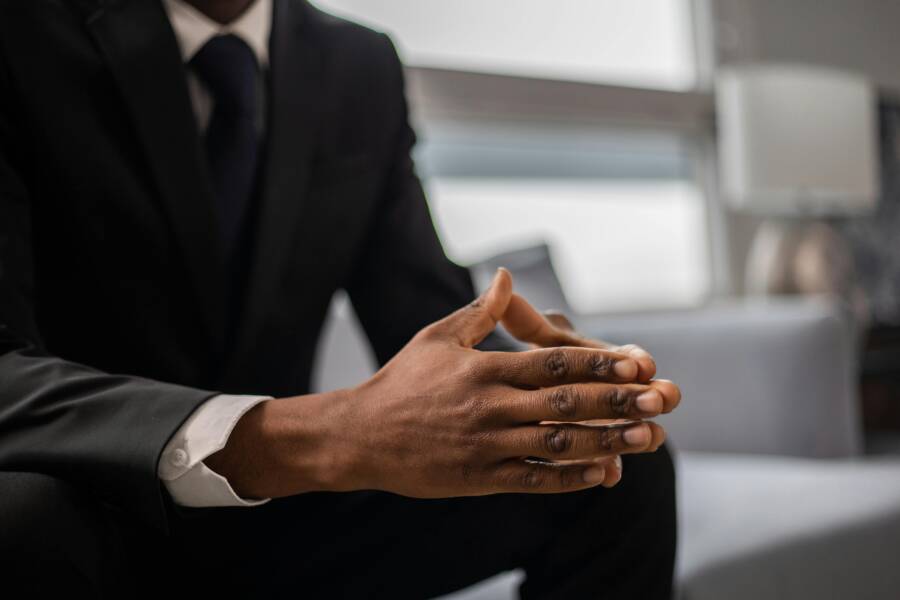 How Body Language Signals Wealth and Confidence Before You Speak
