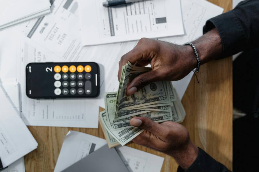 How Millionaires Use the First Hour of the Day to Make Better Money Decisions