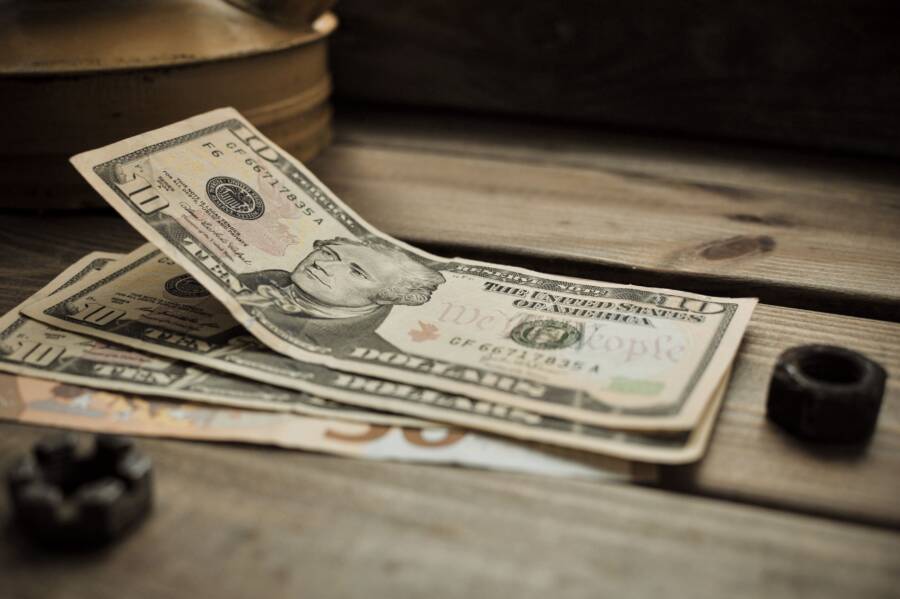 How Silencing Daily Noise Builds Financial Wealth