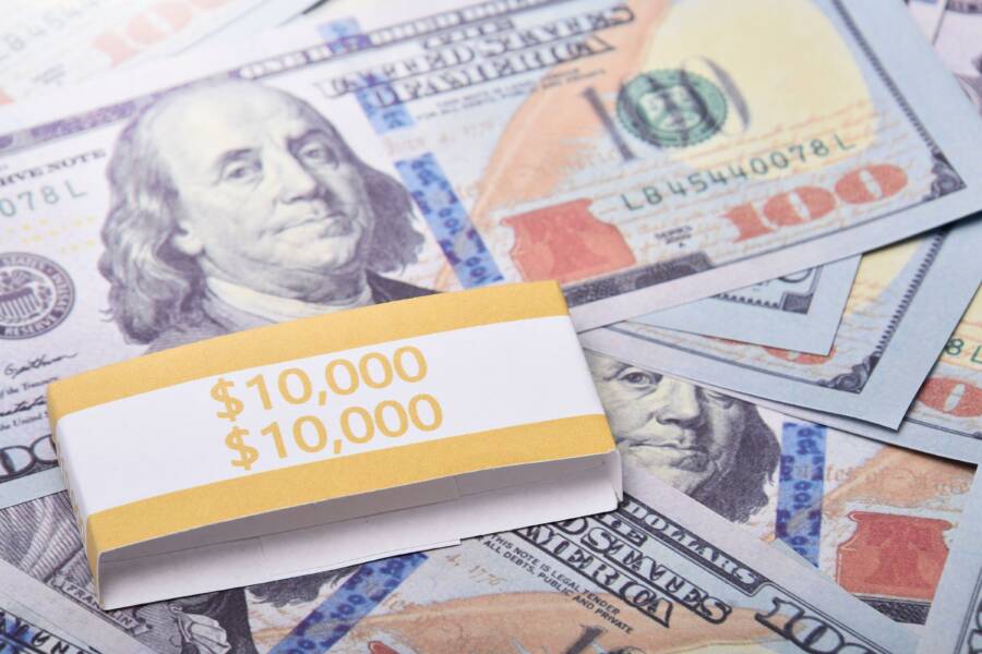 How the Two-Minute Power Pose Affects Financial Confidence