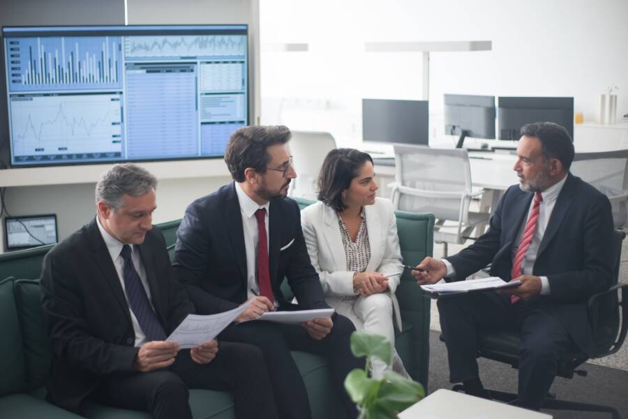 How to Communicate Financial Advice with Authority and Impact