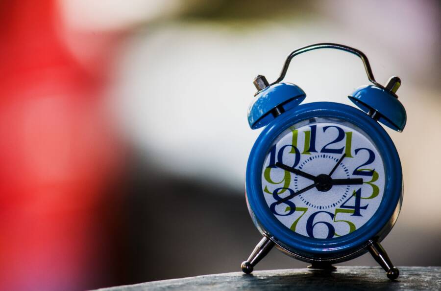 How to Design a Morning Routine for Focus and Financial Growth