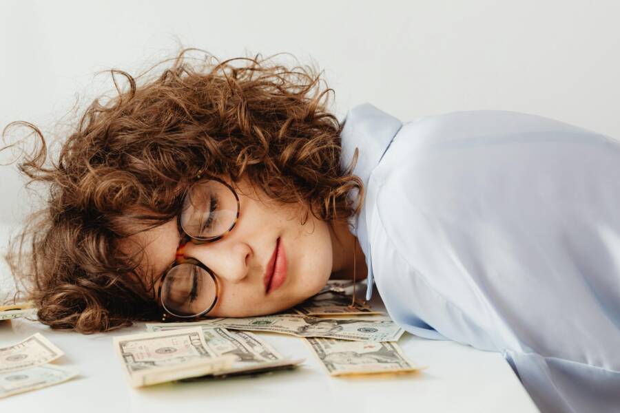 How to Program Your Mind for Wealth While You Sleep