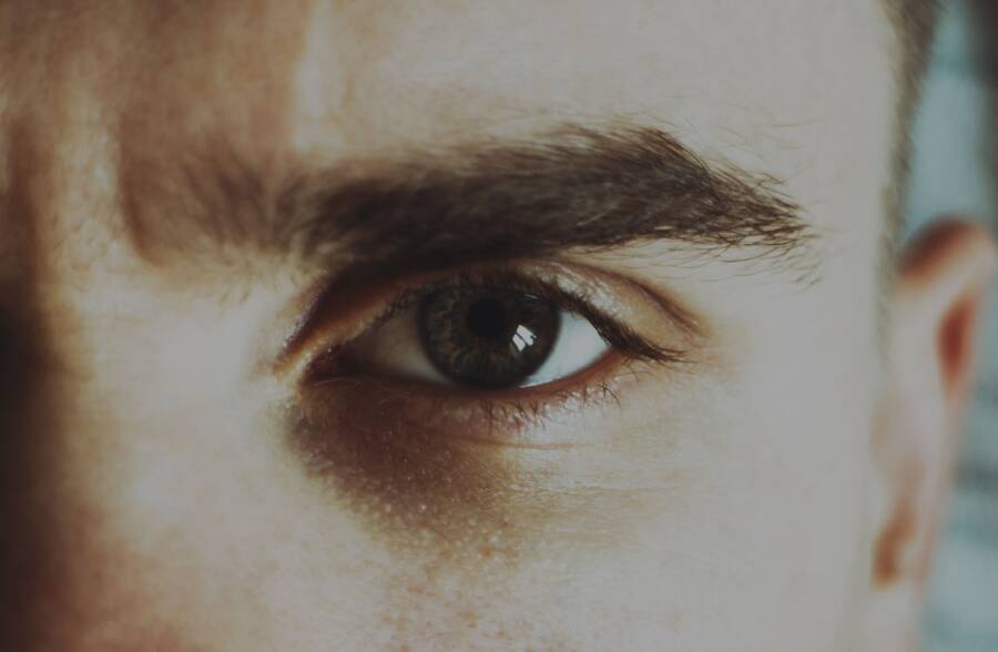 How to Use Eye Contact to Build Trust and Credibility