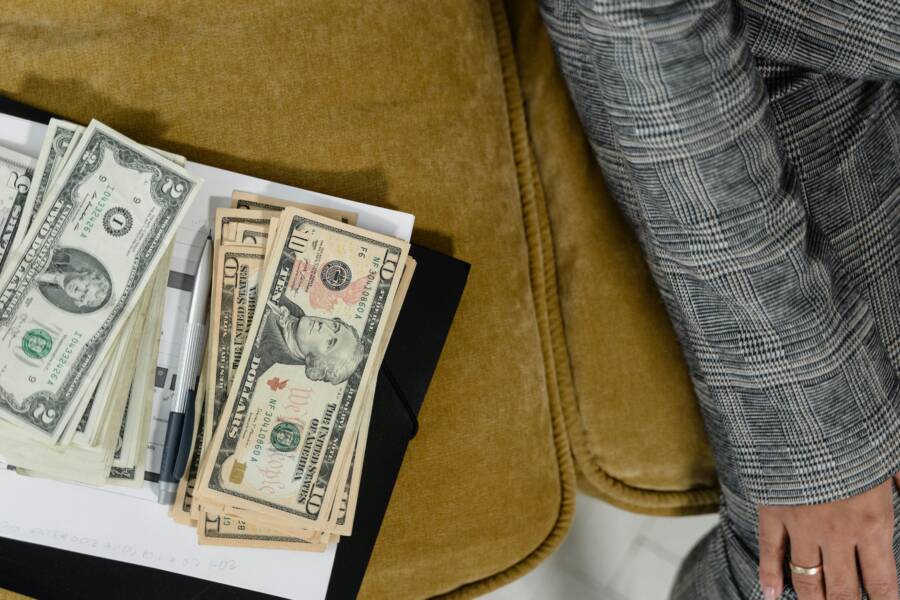How Visual Cues in Your Room Change Your Money Beliefs