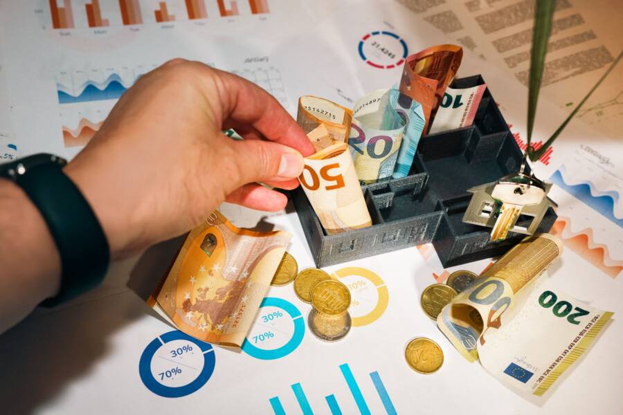 How Your Daily Environment Shapes Your Financial Decisions