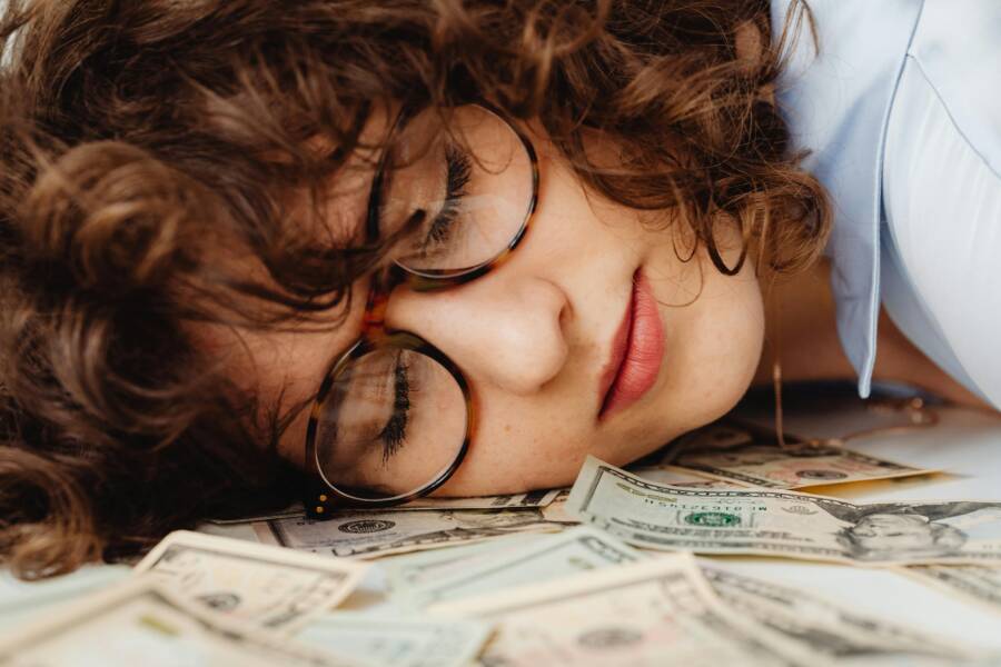 Subconscious Mind Before Sleep: Why Money Beliefs Sink In