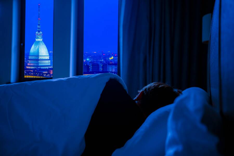 The Hour Before Bed Shapes Sleep, Mood, and Money Choices