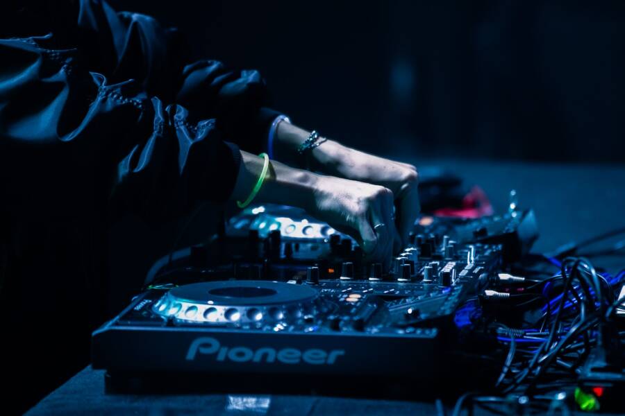 Why High Performers Use Specific Sound to Improve Focus