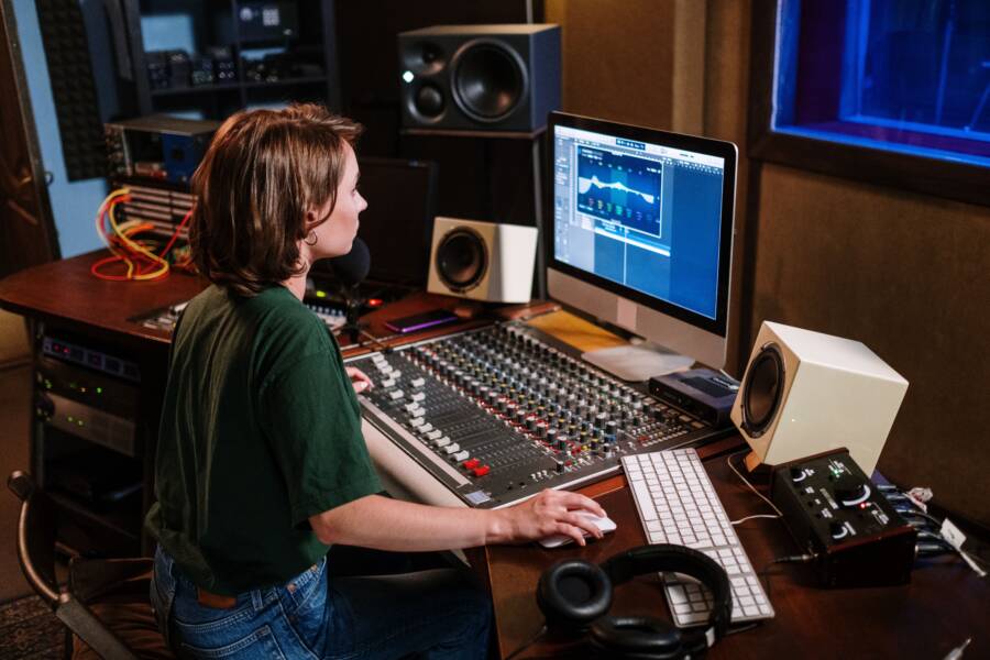 How Audio Environments Impact Your Productivity and Earnings