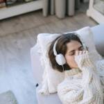 How Calm Audio Reduces Mental Noise for Better Financial Decisions