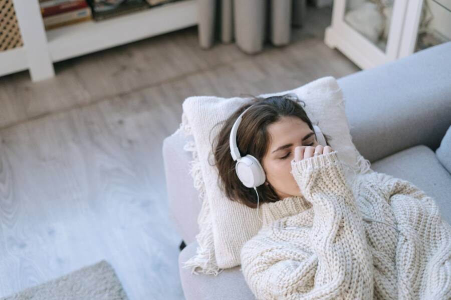 How Calm Audio Reduces Mental Noise for Better Financial Decisions