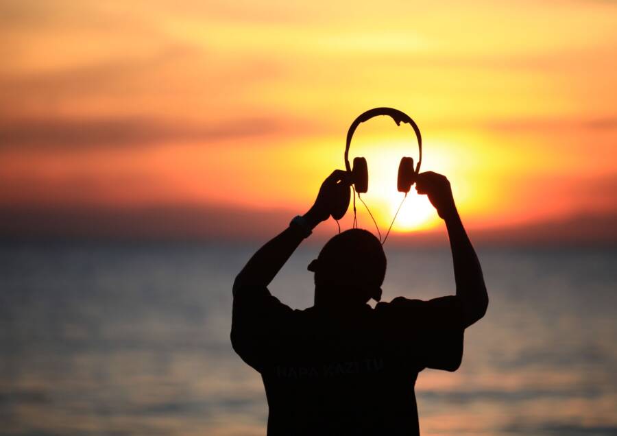 How Mindful Listening Builds Wealth Focus (Practical Guide)