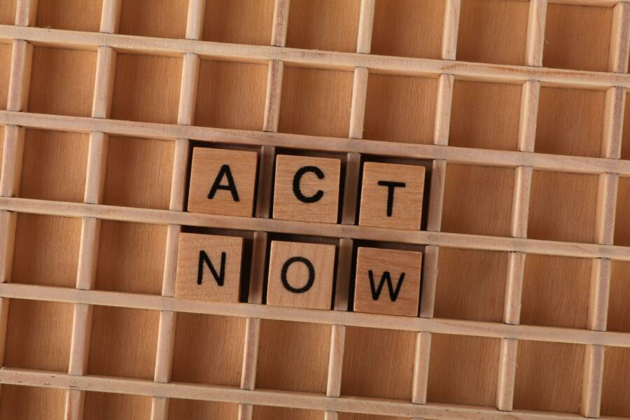How Repeated Sound Patterns Improve Focus and Wealth Decisions