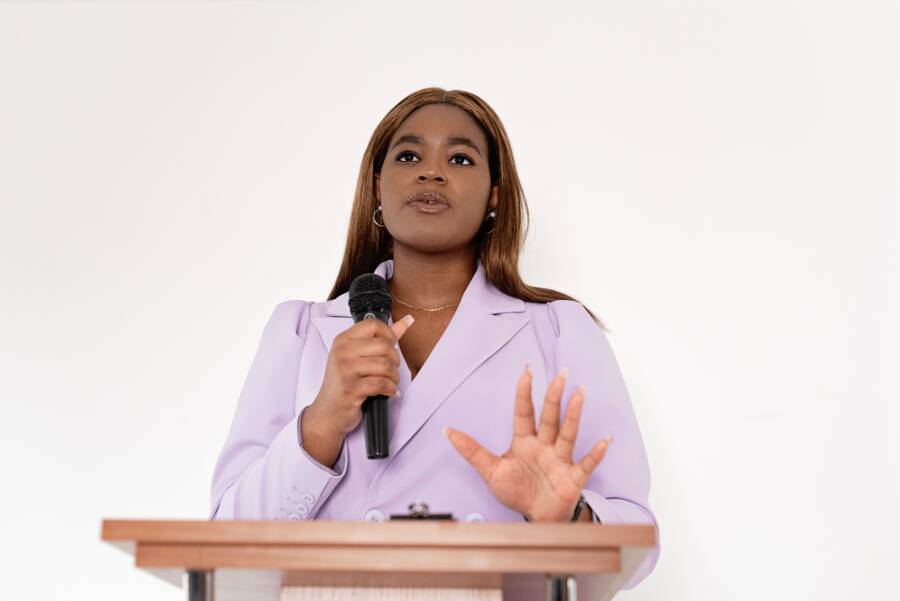 How to Become an Engaging Speaker (Practical Communication Skills)