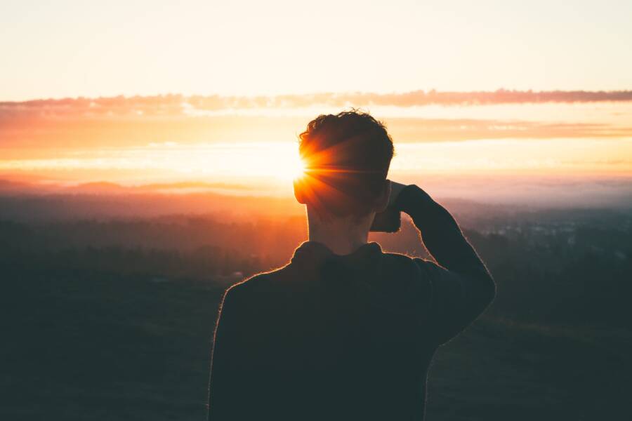 How to Stop Starting the Day in a Mental Rush (A Practical Guide to Morning Calm and Wealth Focus)
