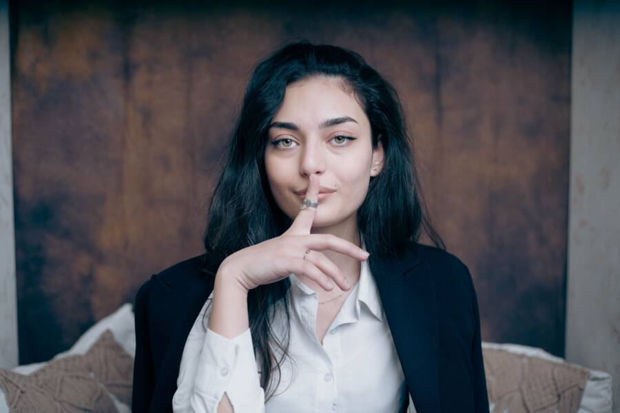 How to Use Silence to Increase Your Authority and Persuasion