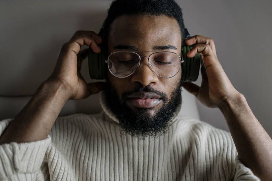 Why Short Listening Sessions Build Wealth Faster